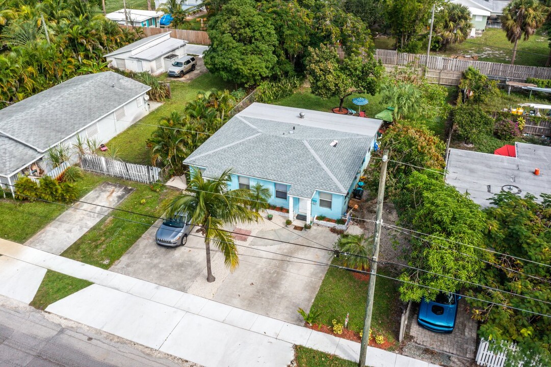 329 SE 3rd Ave in Delray Beach, FL - Building Photo