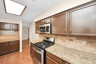 2102 Rolling Glen Dr in Spring, TX - Foto de edificio - Building Photo
