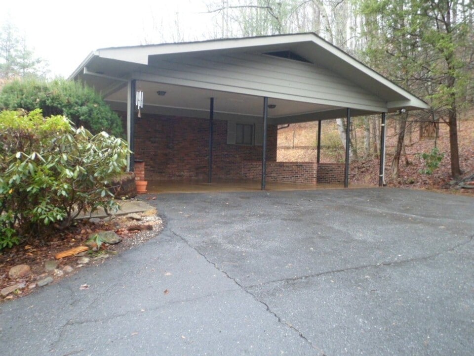 1068 Monteith Branch Rd in Sylva, NC - Building Photo