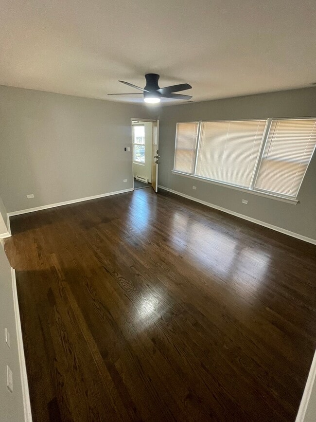 7661 S Coles Ave, Unit 2B in Chicago, IL - Building Photo - Building Photo