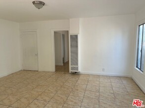 652 E 74th St in Los Angeles, CA - Building Photo - Building Photo