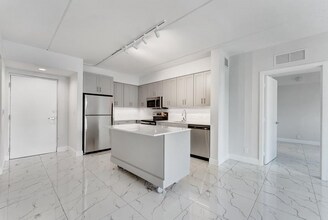 250 W Hidden Valley Blvd in Boca Raton, FL - Foto de edificio - Building Photo