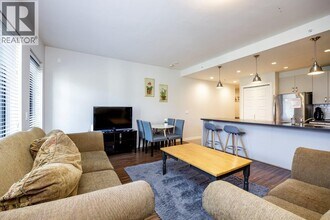 215 W 1st St in North Vancouver, BC - Building Photo - Building Photo