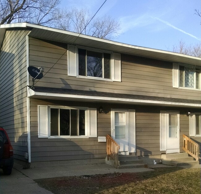 1703-1705 Pennoyer Ave in Grand Haven, MI - Foto de edificio - Building Photo