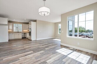 2083 Cooper Dr in Santa Rosa, CA - Building Photo - Building Photo