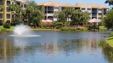 300 Uno Lago Dr-Unit -103 in North Palm Beach, FL - Foto de edificio - Building Photo
