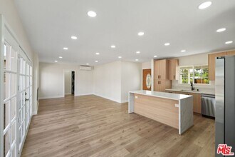 21009 Saticoy St in Los Angeles, CA - Building Photo - Building Photo