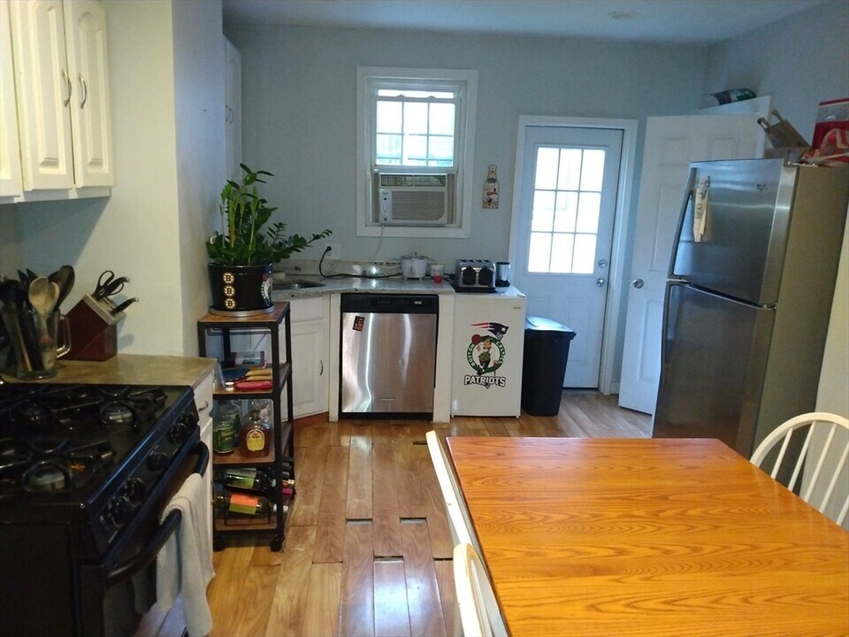 87 Baxter St in Boston, MA - Building Photo