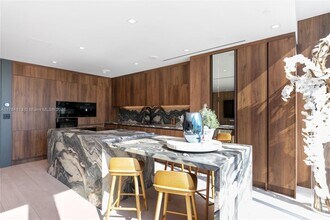 90 SW 3rd St, Unit PH-14 in Miami, FL - Building Photo - Building Photo
