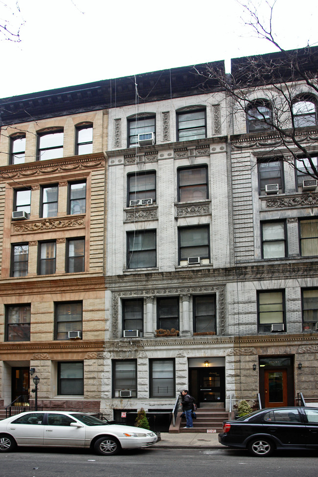 71 W 68th St in New York, NY - Building Photo - Building Photo