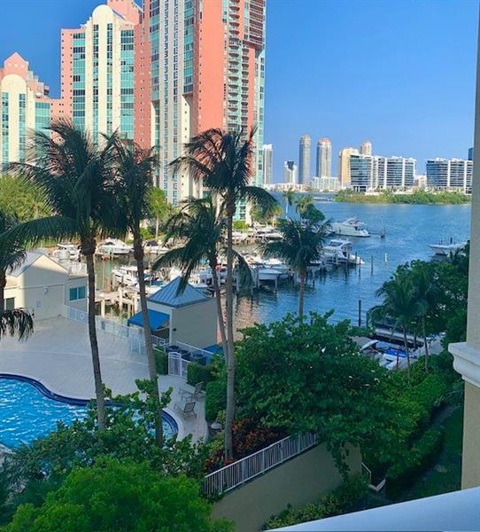 3340 NE 190th St in Aventura, FL - Building Photo - Building Photo