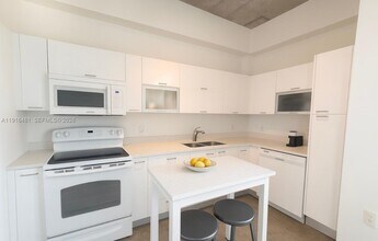 133 NE 2nd Ave, Unit 1710 in Miami, FL - Building Photo - Building Photo