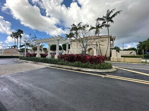 10101 NW 32nd Terrace in Doral, FL - Building Photo - Building Photo