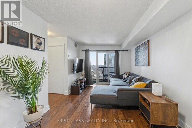 135 Village Green Square in Toronto, ON - Building Photo - Building Photo