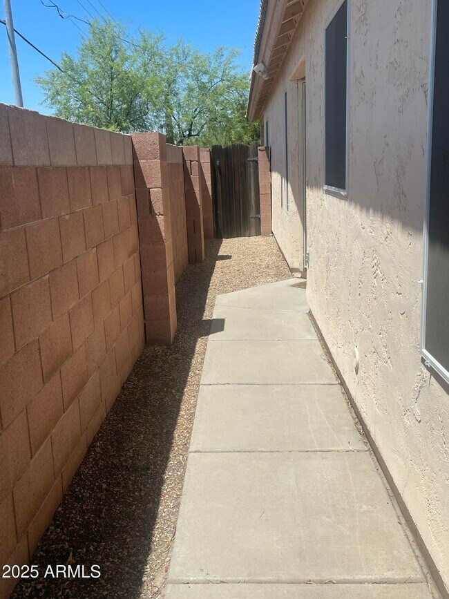 1604 E Angela Dr in Phoenix, AZ - Foto de edificio - Building Photo