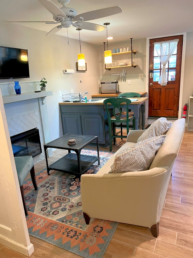 3277 N Whitney Ave, Unit FURNISHED Monthly Studio in Hapeville, GA - Foto de edificio - Building Photo