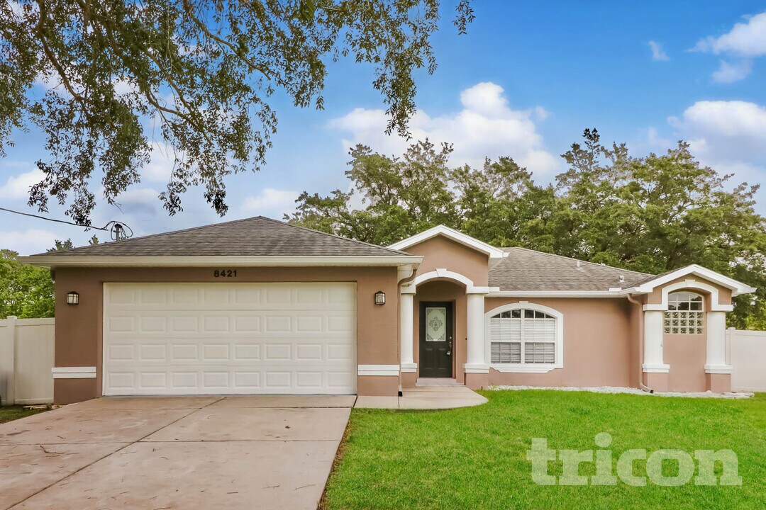 8421 Bay Dr in Spring Hill, FL - Building Photo