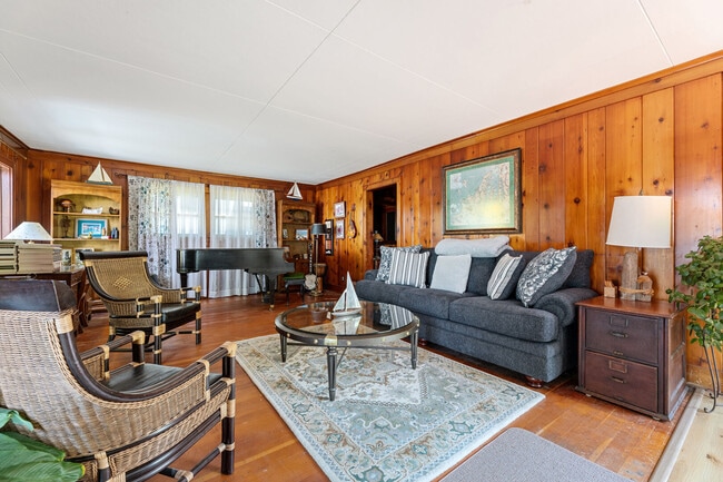 843 N South Long Lake Rd in Traverse City, MI - Foto de edificio - Building Photo