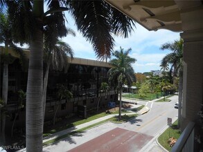 2080 W First St in Ft. Myers, FL - Foto de edificio - Building Photo