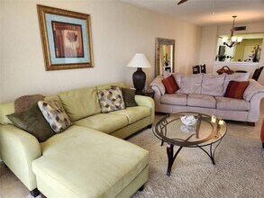 6105 Bahia Del Mar Cir N, Unit 283 in St. Petersburg, FL - Foto de edificio - Building Photo