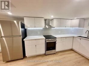 10 Vimy Ave in Toronto, ON - Building Photo - Building Photo