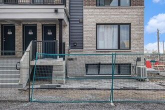 801 Glenroy Gilbert Dr in Ottawa, ON - Foto de edificio - Building Photo