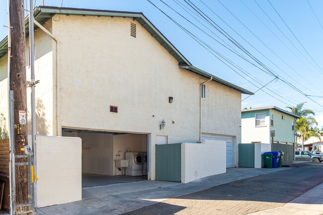 1908 Broadway St in Oceanside, CA - Building Photo - Building Photo