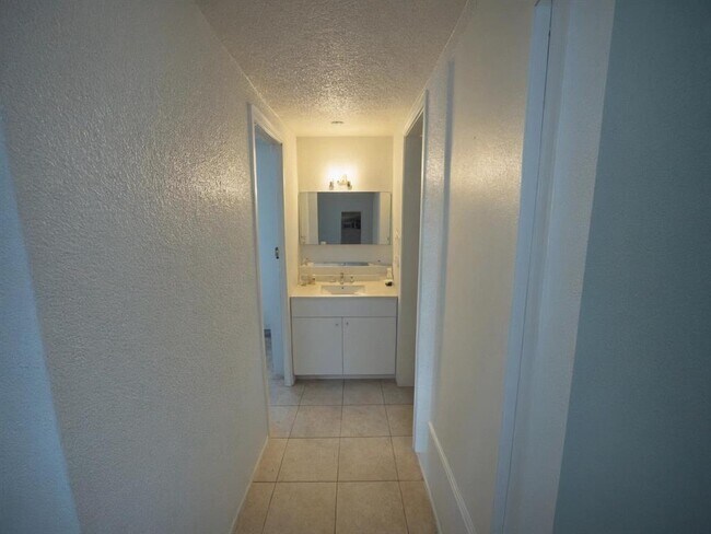 9745 Long Point Rd-Unit -10 in Houston, TX - Foto de edificio - Building Photo