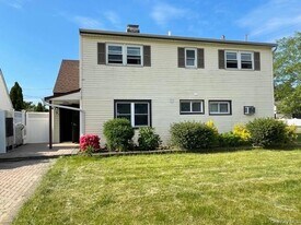 2 Butler Ln in Levittown, NY - Building Photo