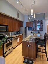 949 W Madison St, Unit 307 in Chicago, IL - Building Photo - Building Photo