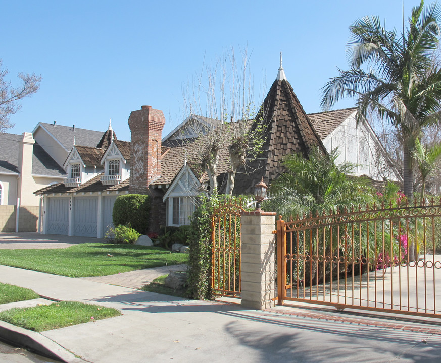 8444 Burnet Ave in North Hills, CA - Foto de edificio