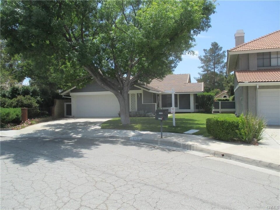 25903 Carillo Dr in Santa Clarita, CA - Building Photo