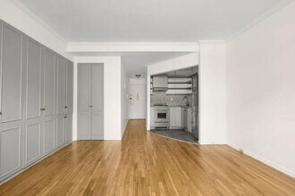 32 W 40th St in New York, NY - Building Photo - Building Photo