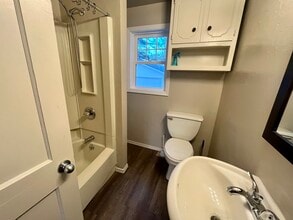 13496 Velp Ave, Unit Apartment A lower in Suamico, WI - Foto de edificio - Building Photo