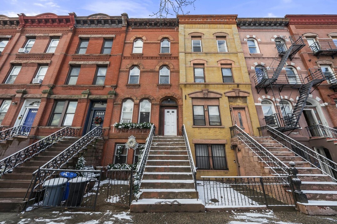 9 Madison Ave in Jersey City, NJ - Building Photo