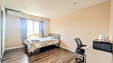1299 W 37th Dr, Unit Unit 3 in Los Angeles, CA - Building Photo - Building Photo
