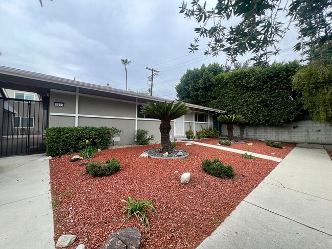 5811 Agnes Ave in Valley Village, CA - Building Photo - Building Photo