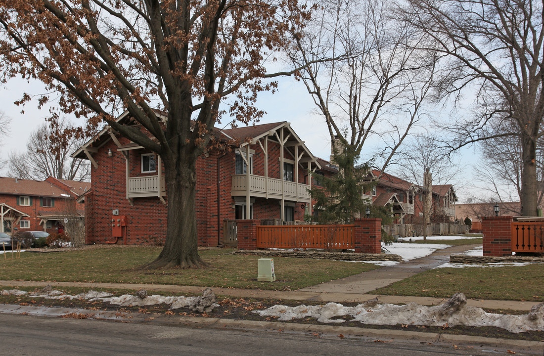 Chalet Apartments in Overland Park, KS - Building Photo