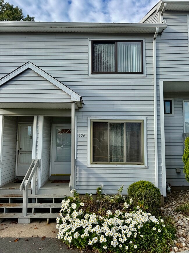 376 Cypress Rd in Newington, CT - Building Photo - Building Photo