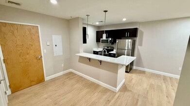 75 N MAIN LLC in Attleboro, MA - Foto de edificio - Interior Photo