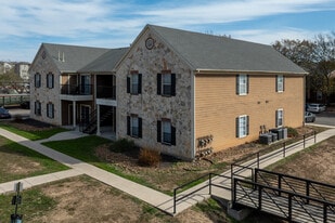 River Oaks Villas Apartments in San Marcos, TX - Building Photo