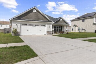 318 Aquamarine Cir in Jacksonville, NC - Building Photo - Building Photo
