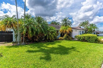 11728 SW 97th St, Unit Private in Miami, FL - Building Photo - Building Photo