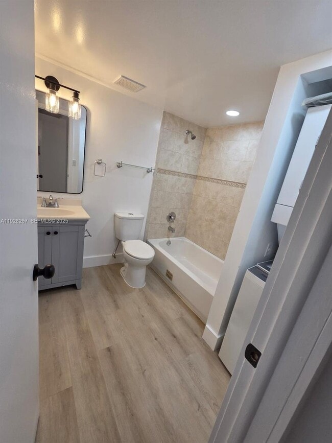 10023 Winding Lake Rd in Sunrise, FL - Building Photo - Building Photo