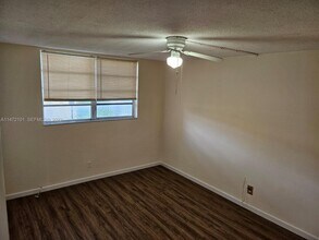 5940 NW 64th Ave in Tamarac, FL - Foto de edificio - Building Photo