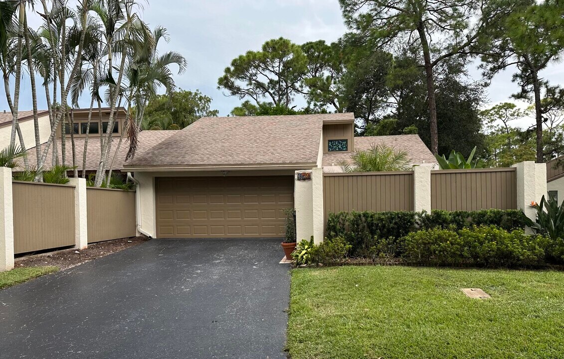 319 Wood Dale Dr in Wellington, FL - Building Photo