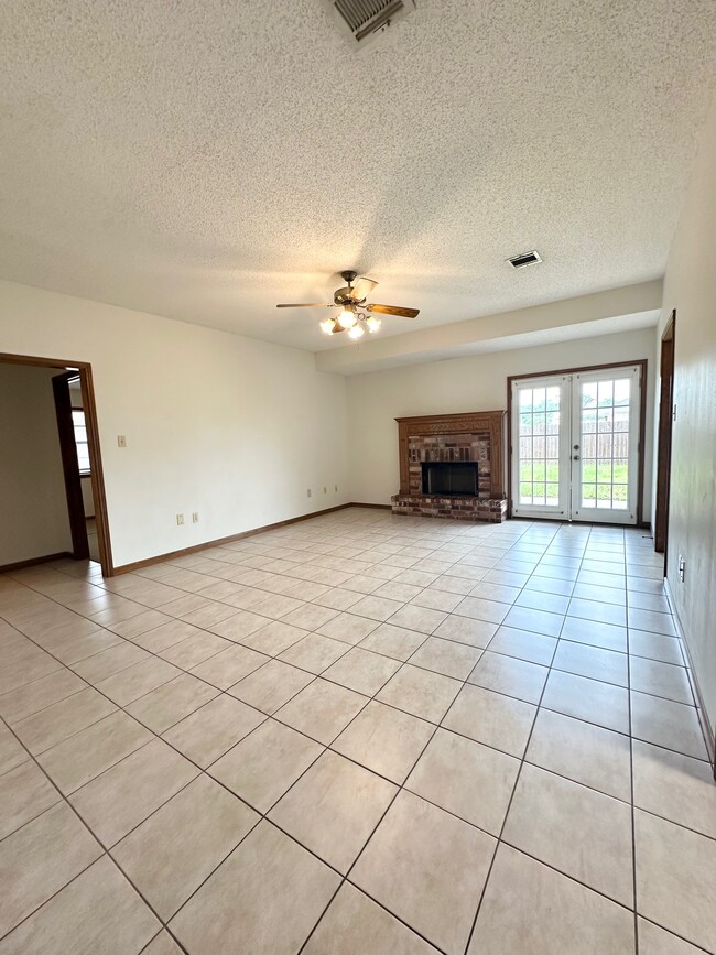 6853 Willie Lou Ave in Houma, LA - Foto de edificio - Building Photo