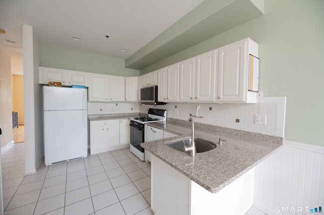 291 Silver Brook Rd in Orange, CT - Building Photo - Building Photo