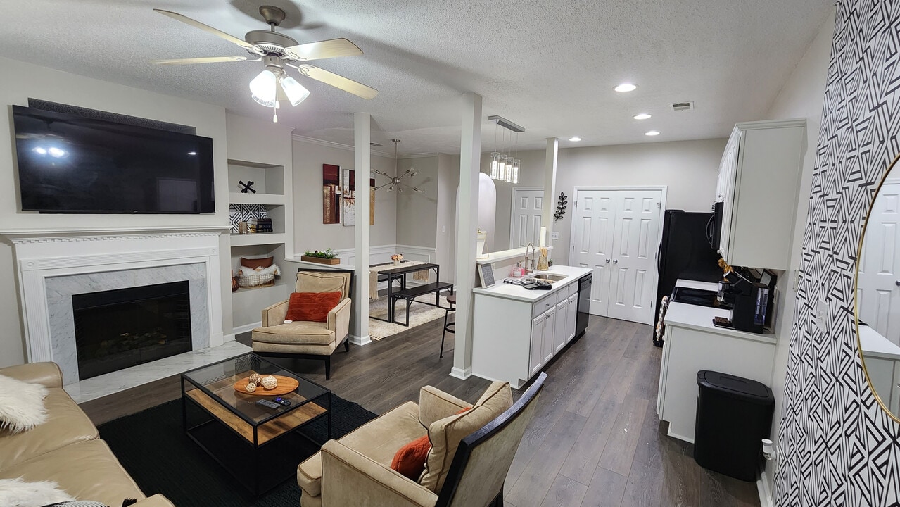 Room in Townhome on W Park Cir in College Park, GA - Building Photo
