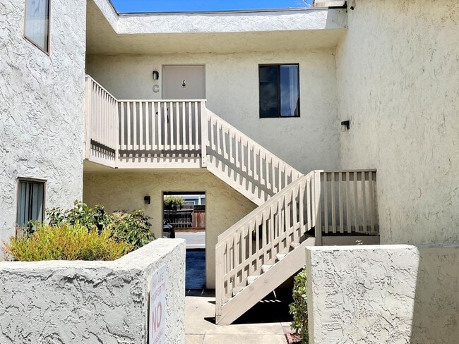 4326 Avenida Lorenzo in Oceanside, CA - Foto de edificio - Building Photo